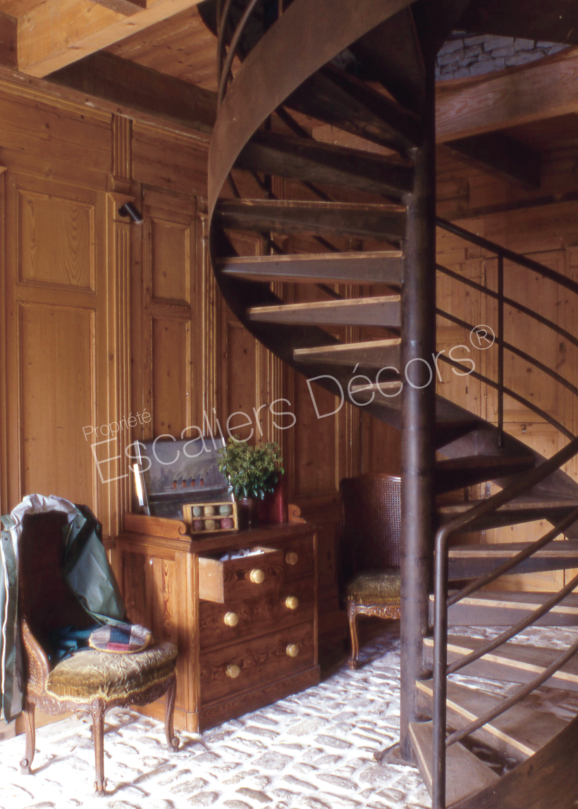 Photo DH25 - SPIR'DÉCO® Caisson. Escalier hélicoïdal d'intérieur métal et bois installé dans une maison secondaire en bord de mer.